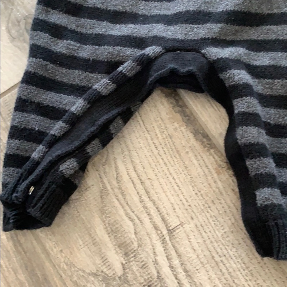 EUC bundle of Gap 2 sweater one pieces, sz 3-6 mos - Picture 7 of 9